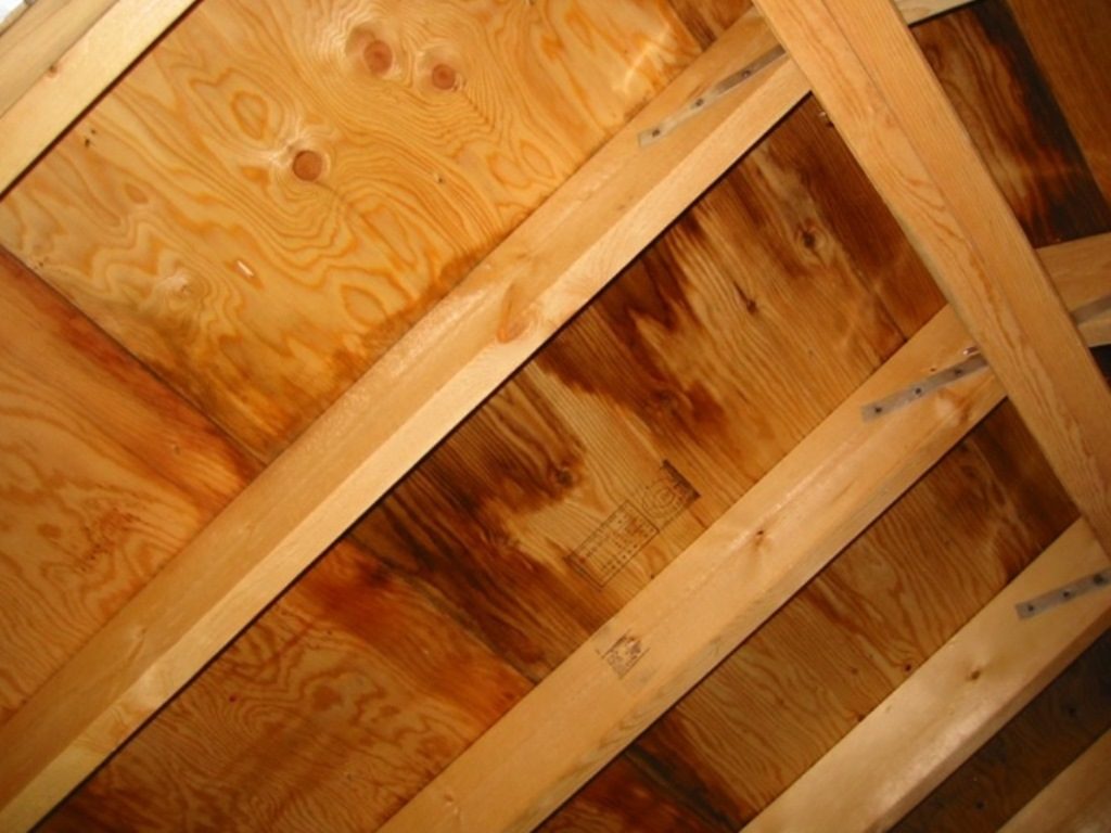 屋根裏木材への浸水
